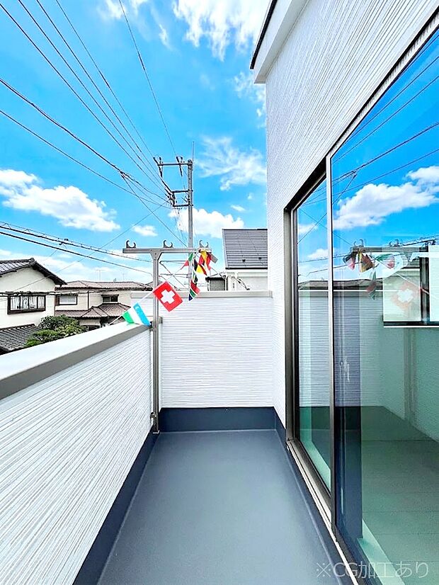 暖かな陽光が降り注ぐバルコニーはお洗濯におすすめ。爽やかな風も心地よいです。 