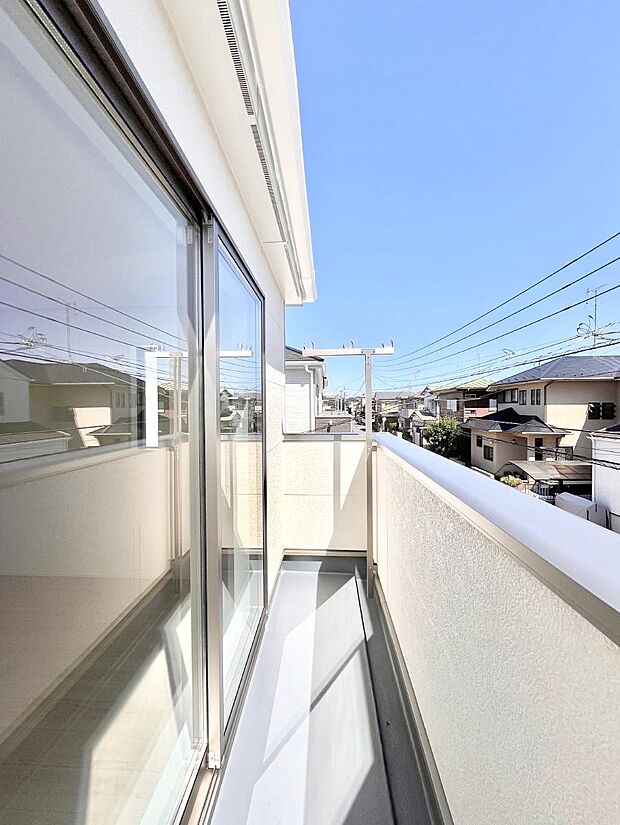 暖かな陽光が降り注ぐバルコニーはお洗濯におすすめ。爽やかな風も心地よいです。