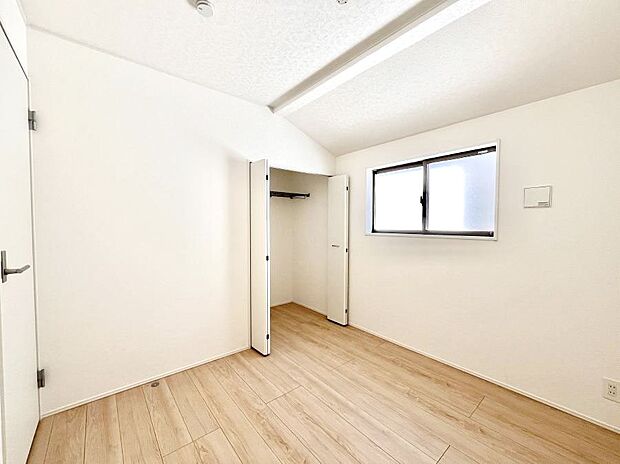 お子さまのお部屋としても!衣類の整理整頓に便利なクローゼット付きの洋室。