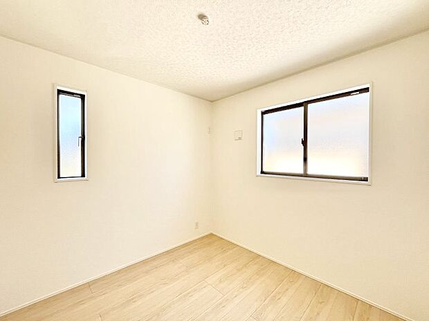 2面採光で気持ちよく自然光が取り入れられるのでお子様のお部屋にもピッタリ