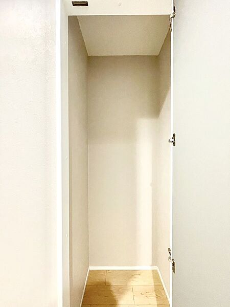 玄関ホール収納です。掃除道具やお出かけ用グッズの収納に便利です。