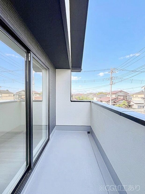 暖かな陽光が降り注ぐバルコニーはお洗濯におすすめ。爽やかな風も心地よいです。 