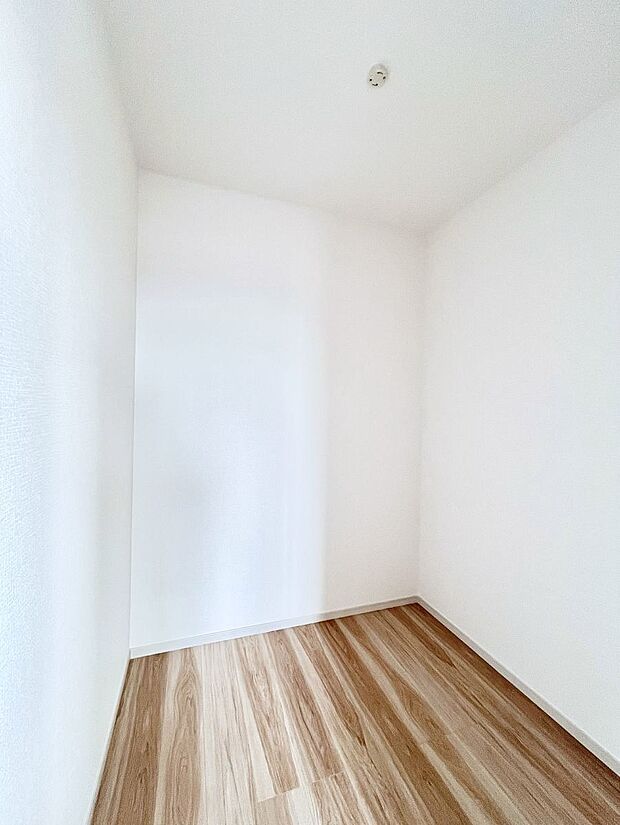 ウォークインクローゼット付きで生活空間を広く利用できます。
