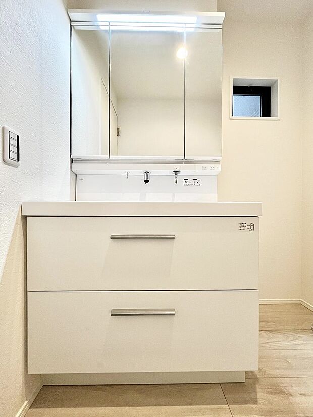収納力と機能性に優れた洗面化粧台
