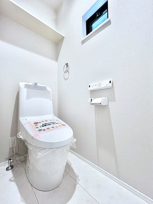 換気用小窓があり、明るく清潔な空間です。 