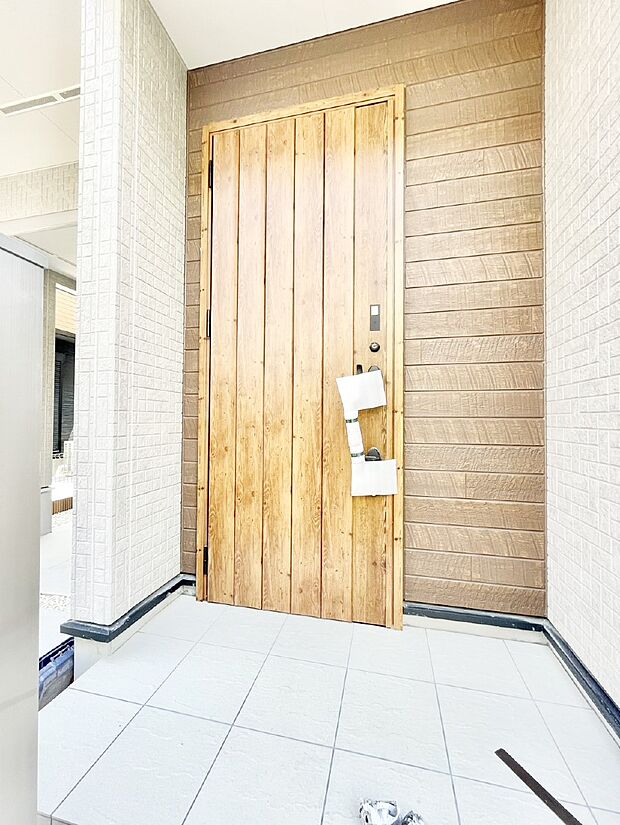 玄関前は雨が降っても濡れにくい屋根付き