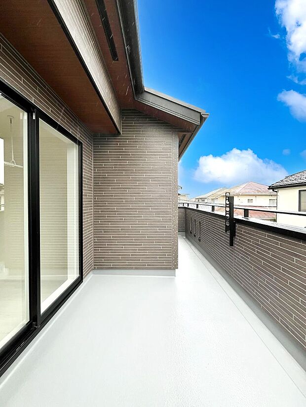 ゆったりバルコニーだから沢山お洗濯ものを干せます。