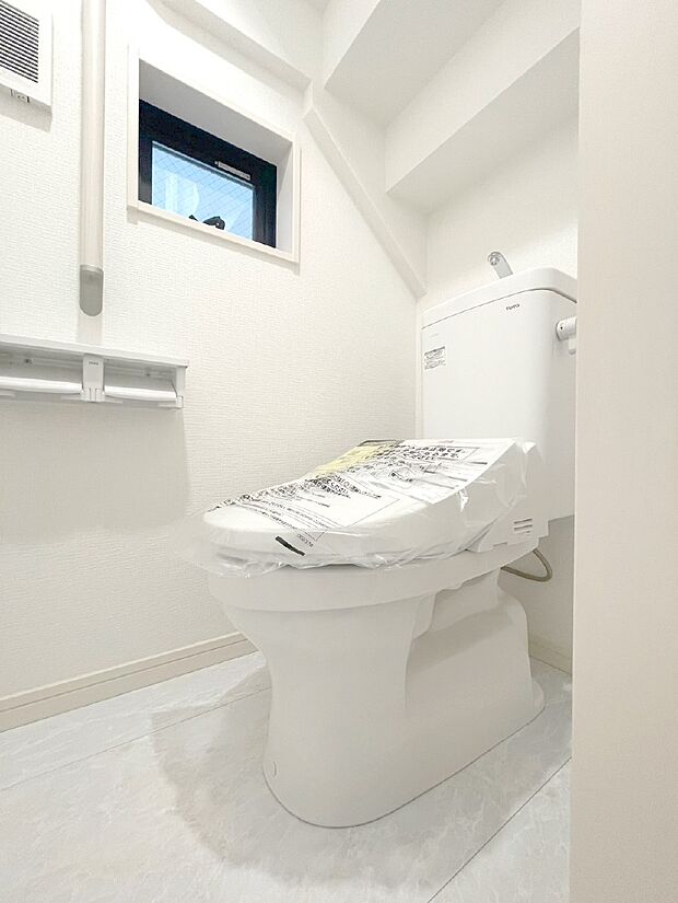 明るく清潔感のあるトイレです。 