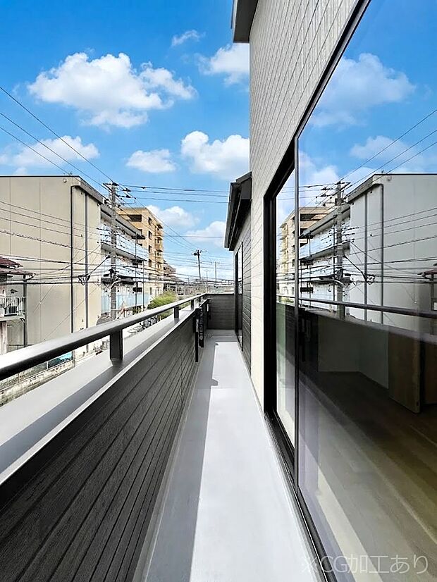 暖かな陽光が降り注ぐバルコニーはお洗濯におすすめ。爽やかな風も心地よいです。 