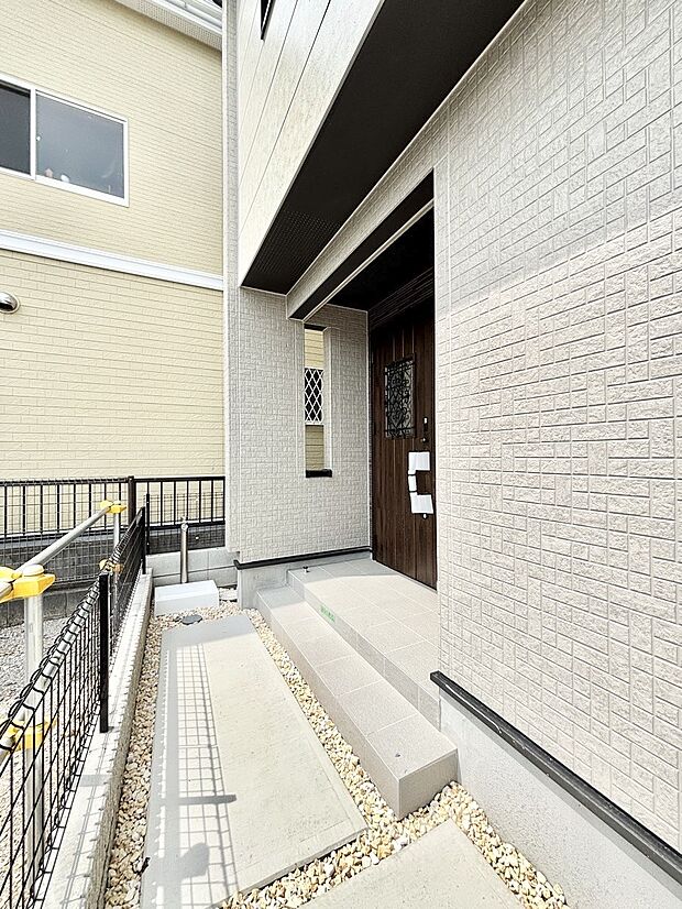 大切な家族、来客を出迎える玄関。玄関前は屋根付きで雨が降っていても濡れにくいです。 