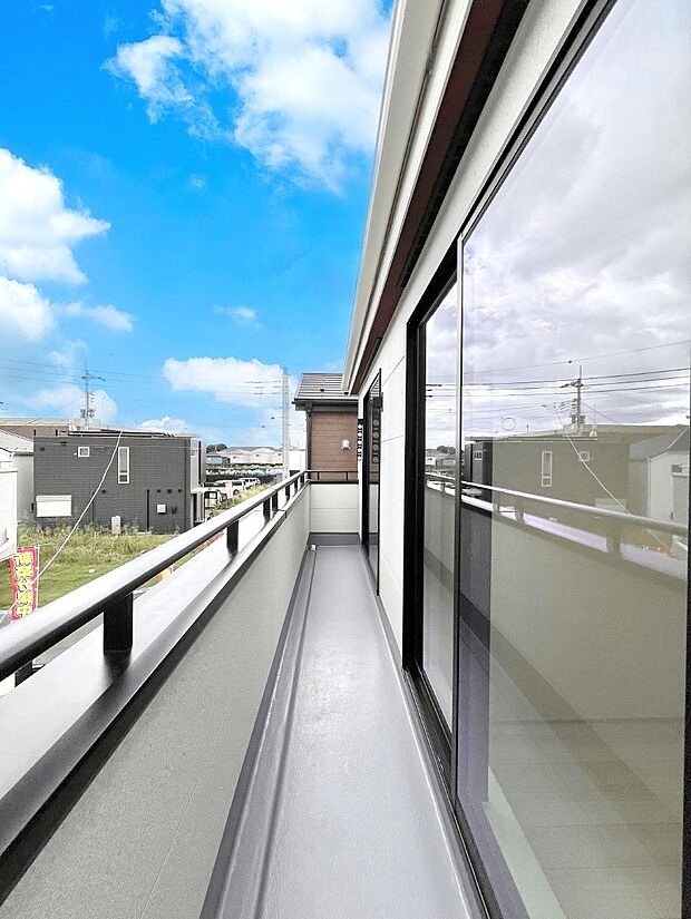 暖かな陽光が降り注ぐバルコニーはお洗濯におすすめ。爽やかな風も心地よいです。