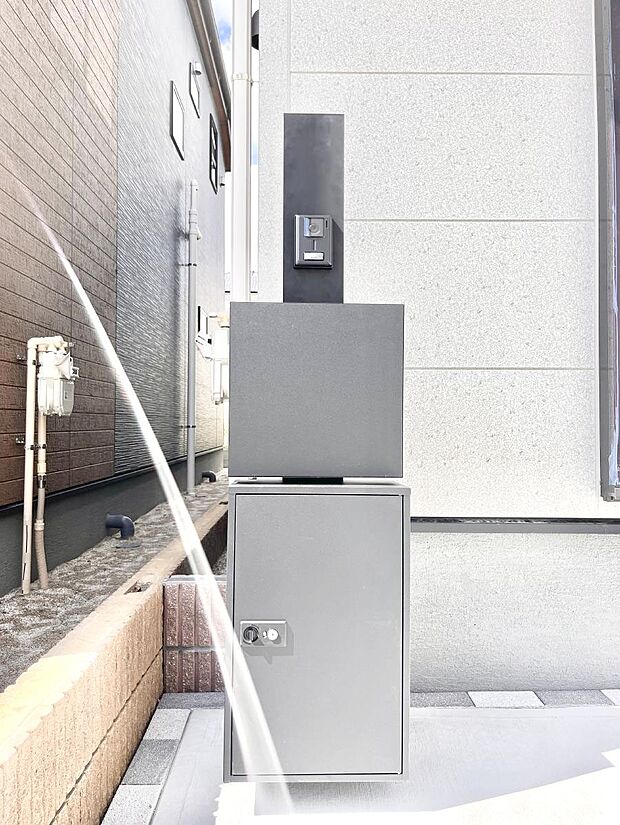 シンプルデザインのポスト。