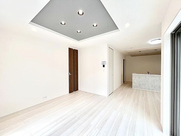折上天井は立体的な奥行きがあるので、天井が広く見えて開放的な空間を演出できます。