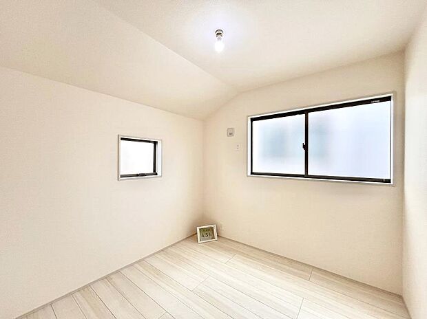 2面採光で気持ちよく自然光が取り入れられるのでお子様のお部屋にもピッタリ