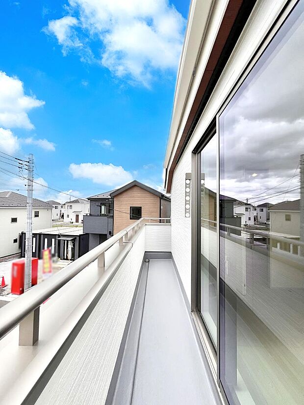 暖かな陽光が降り注ぐバルコニーはお洗濯におすすめ。爽やかな風も心地よいです。