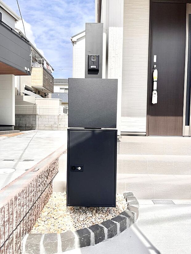 シンプルデザインのポスト。