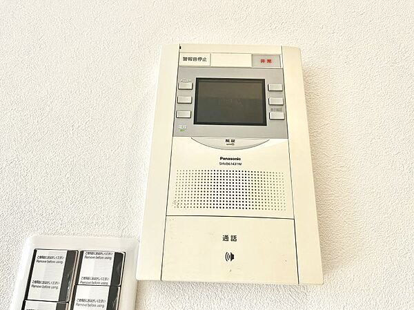 訪問者が一目でわかる安心のＴＶモニター付きインターホン。