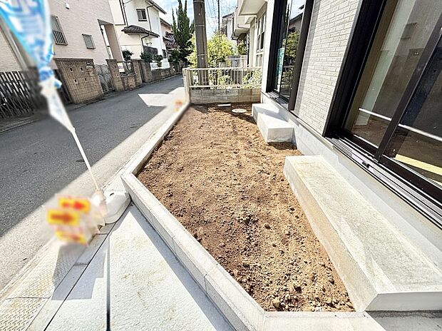 プランターを並べて季節のお花を楽しめるお庭付き。