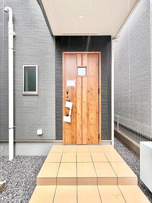 住まいの顔を演出する、玄関ドア。