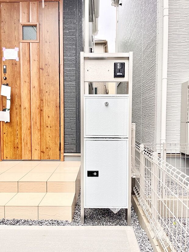 表札・インターホン・ポスト・宅配BOXをひとつに集約。エントランスになじむシンプルデザイン。