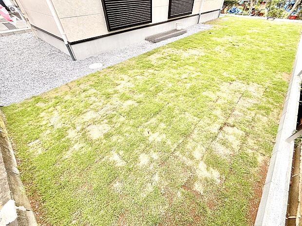 ガーデニングや家庭菜園も楽しめるお庭付き。