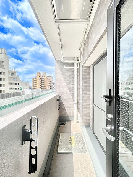 お部屋に開放感と採光をプラスしてくれるバルコニー