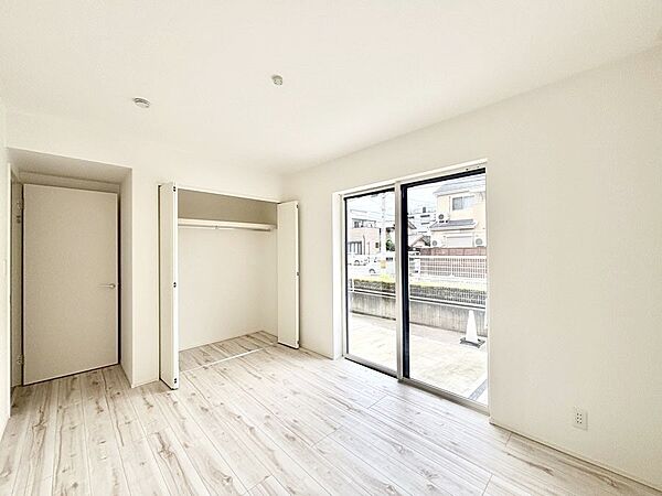 お子さまのお部屋としても！衣類の整理整頓に便利なクローゼット付きの洋室。