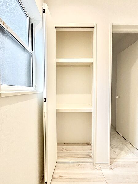 廊下収納。掃除道具や季節の小物を収納することができます。