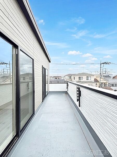 暖かな陽光が降り注ぐバルコニーはお洗濯におすすめ。爽やかな風も心地よいです。