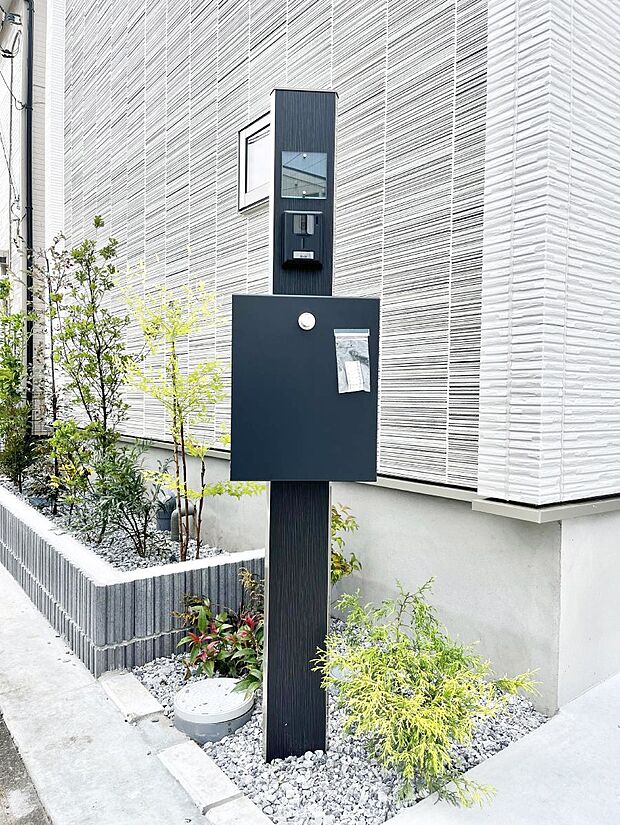 シンプルなデザインのポスト