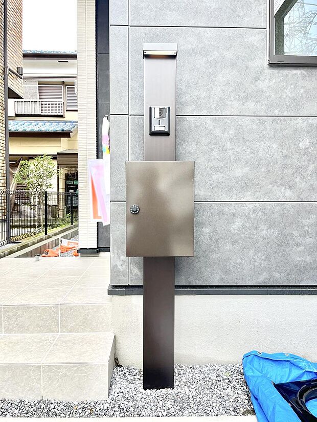 シンプルデザインのポスト。