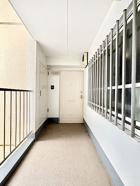 シンプルで落ち着いた雰囲気の玄関周り