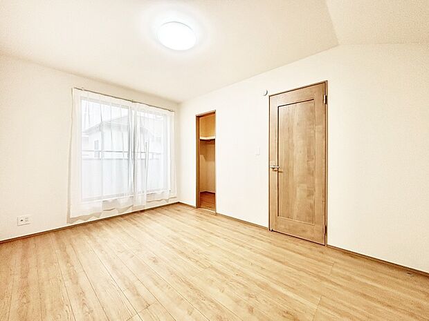 爽やかな日差しがお部屋全体を優しく包み込んでくれます。WIC付きのお部屋。