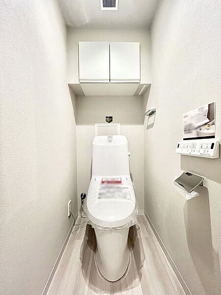 明るく清潔感のあるトイレです。