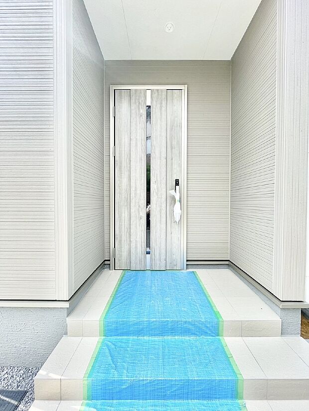 玄関前は雨が降っても濡れにくい屋根付き