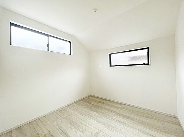 2面採光で気持ちよく自然光が取り入れられるのでお子様のお部屋にもピッタリ