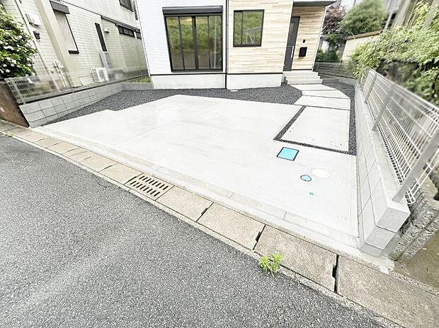目の前が駐車場だと雨の日も大量にお買い物をした時も便利ですね