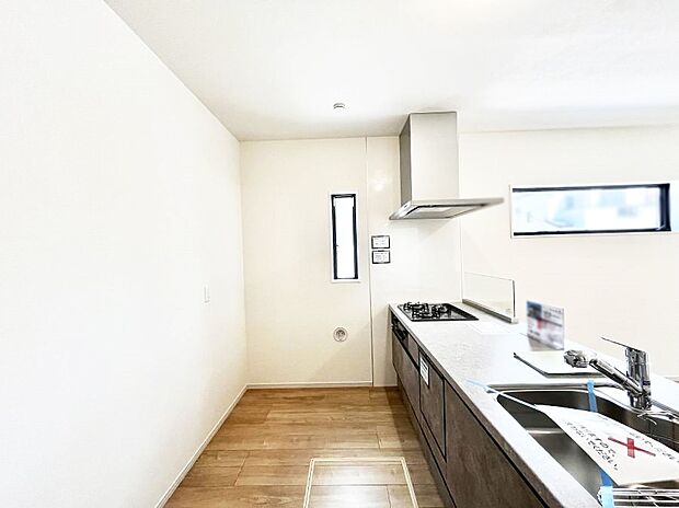 爽やかな風が通り抜けるキッチン。窓があるので明るく換気にも役立ちます。　