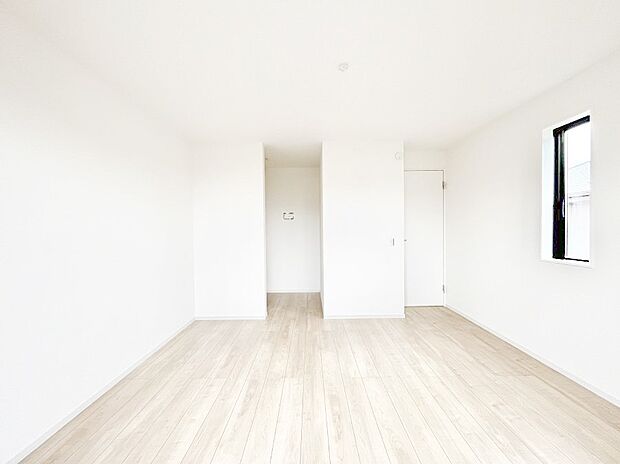 ウォークインクローゼットがあるお部屋!季節ごとの入れ替えも不要で便利です。