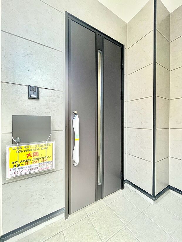 玄関アプローチにはプランターを並べて季節の花でお客様をおもてなしできます。