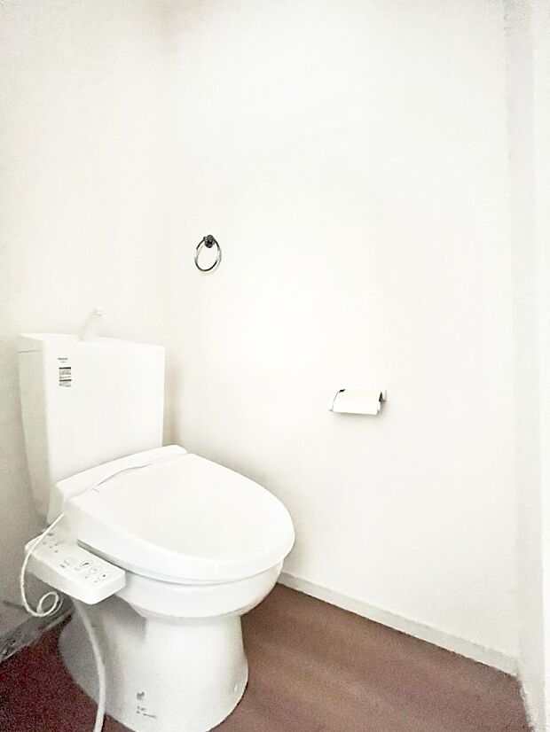 明るく清潔感のあるトイレです。