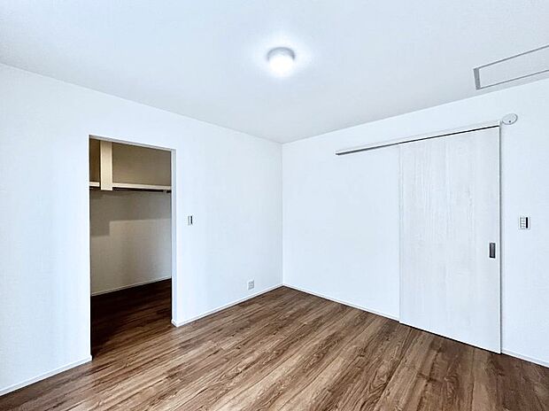 ウォークインクローゼットがあるお部屋。季節ごとの入れ替えも不要で便利です!