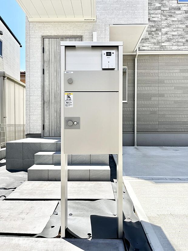 表札・インターホン・ポスト・宅配BOXをひとつに集約。エントランスになじむシンプルデザイン。