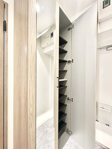 たっぷり収納できるシューズボックスで家族全員の靴も、玄関すっきり。