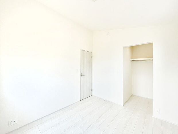 お子さまのお部屋としても!衣類の整理整頓に便利なWIC付きの洋室。