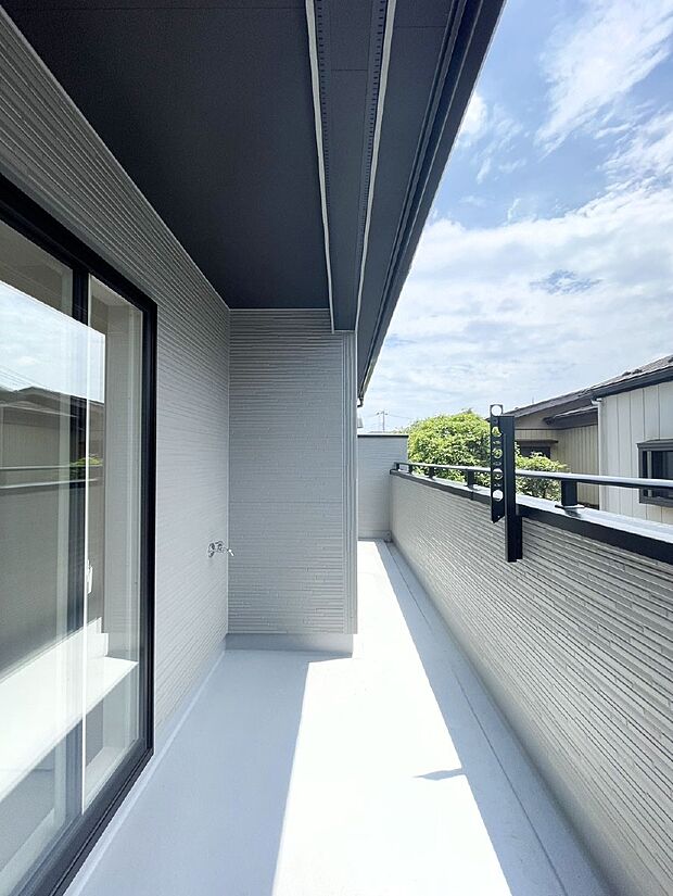 2部屋から出入りできるバルコニーで毎日のお洗濯やお布団干しもラクラク快適に!