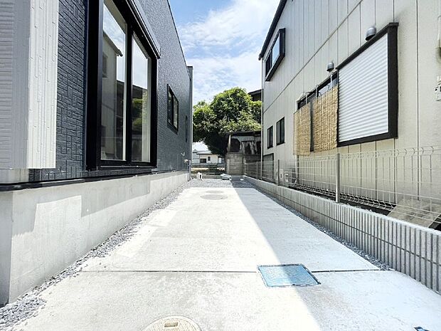 セカンドカーや来客用、自転車置き場として活用できるカースペース付きです!