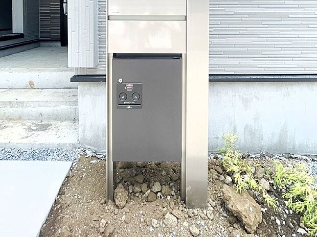 荷物の受け取りが多い方も安心!不在時にも荷物が受け取れる宅配BOX付きです。