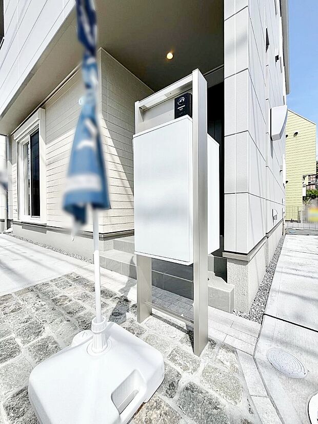 表札・インターホン・ポスト・宅配ＢＯＸをひとつに集約。エントランスになじむシンプルデザイン。