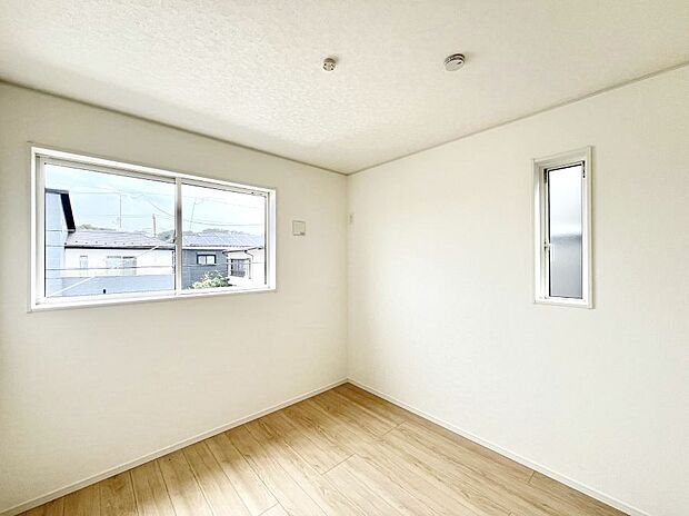 2面採光で気持ちよく自然光が取り入れられるのでお子様のお部屋にもピッタリ